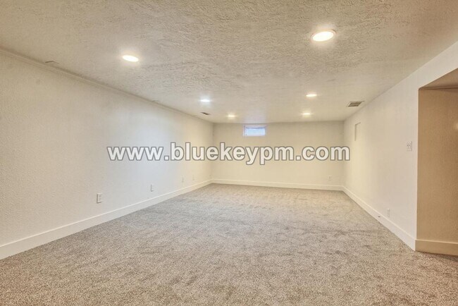 Building Photo - 3 Bed, 2 Bath Craftsman Home on Dead End R...