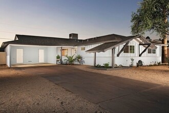 Building Photo - 3904 E Sahuaro Dr