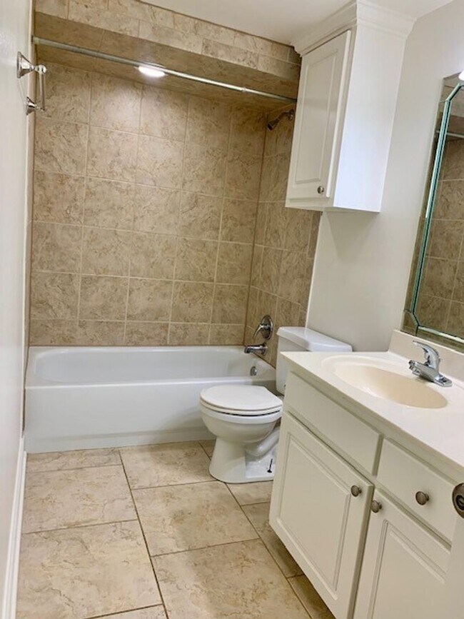 Building Photo - 2BD/2BA Condo for Lease on Park Blvd. Clos...