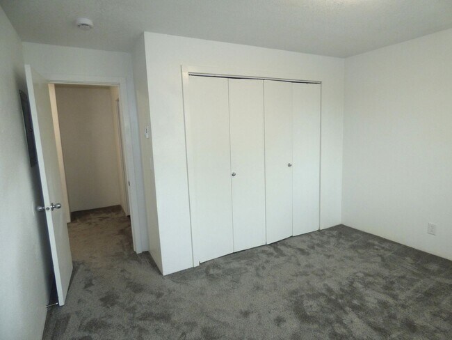 Building Photo - Rent Special: 1/2 Off May's Rent - 2 bed Townhome