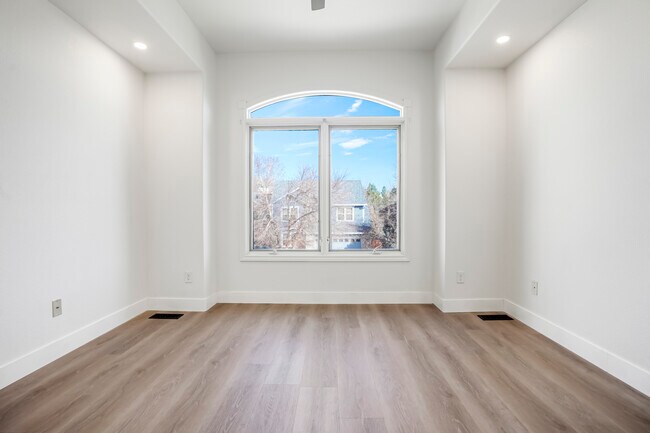 Building Photo - Robb Way