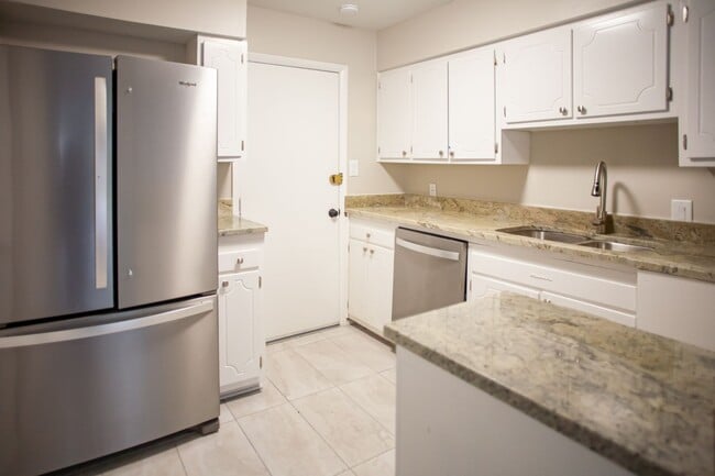 Building Photo - A Beautifully Renovated Modern Townhome!