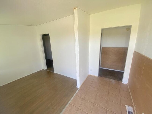 Building Photo - 853 S 200 E