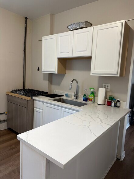 Building Photo - 1529 W 18th St