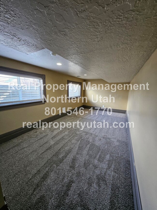 Building Photo - Stunning 4 Bedroom 3 Bath Syracuse Home
