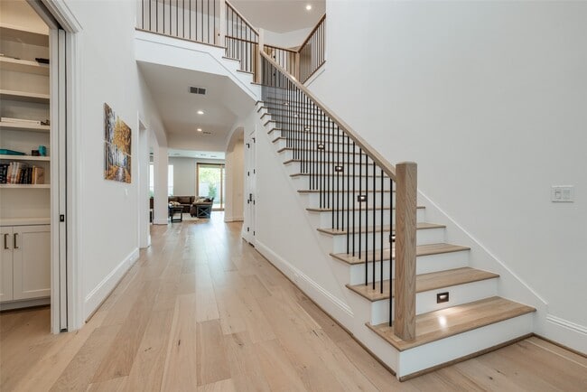 Building Photo - 907 W 43rd St
