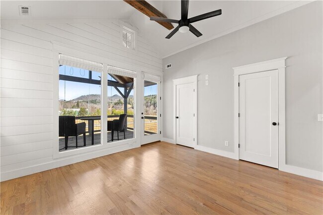 Building Photo - 35 Cottonwood St