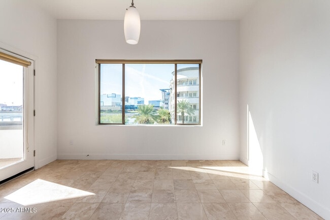 Building Photo - 945 E Playa Del Norte Dr