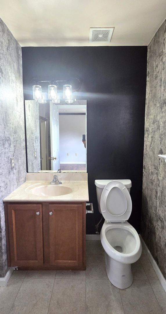 Building Photo - Beautiful 3 bedroom 2.5 bathroom END Unit ...