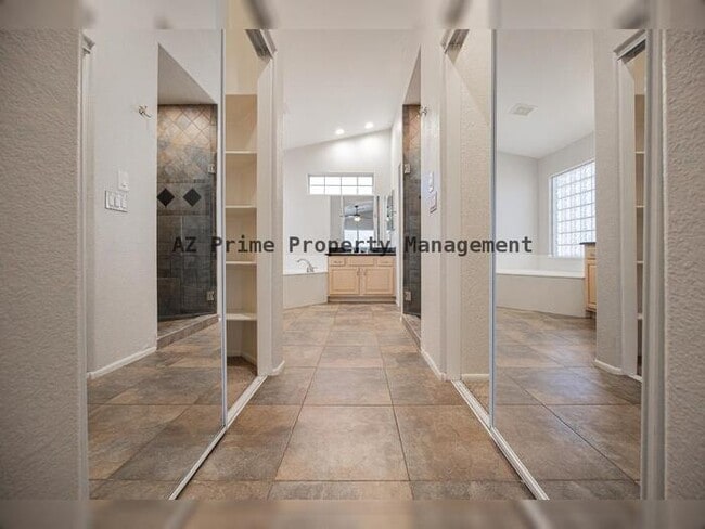 Building Photo - 873 W Tremaine Ave