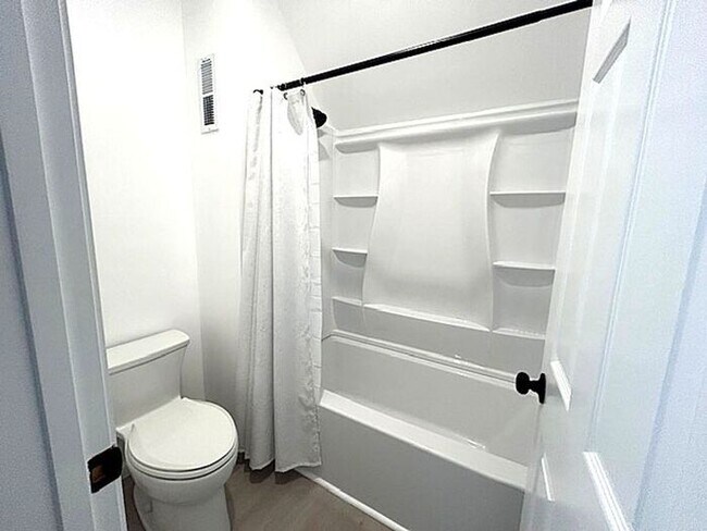 Building Photo - Nice 2 bedroom 2 bath home