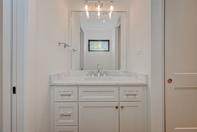 Building Photo - 1506 W 43rd St