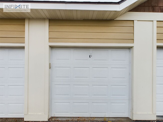Building Photo - Cute As A Button 2 Bedroom Condo on Baxter Lane!