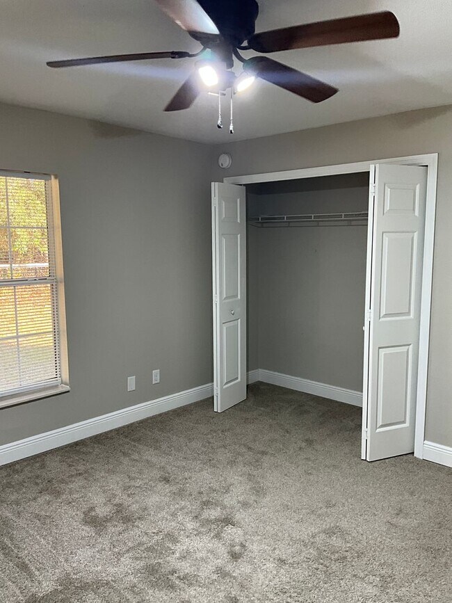 Building Photo - Gorgeous and Beautifully Maintained 3/2 Home on Close to an Acre