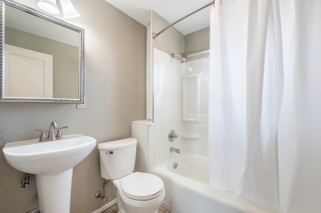 Building Photo - 1944 Shiras Ave