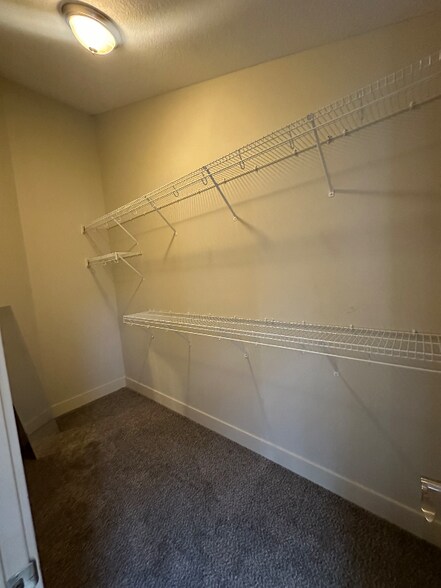 Building Photo - 3600 SE Glenstone Dr