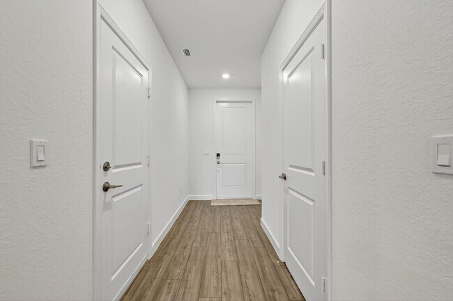 Building Photo - 303 SE Crossoak Ln