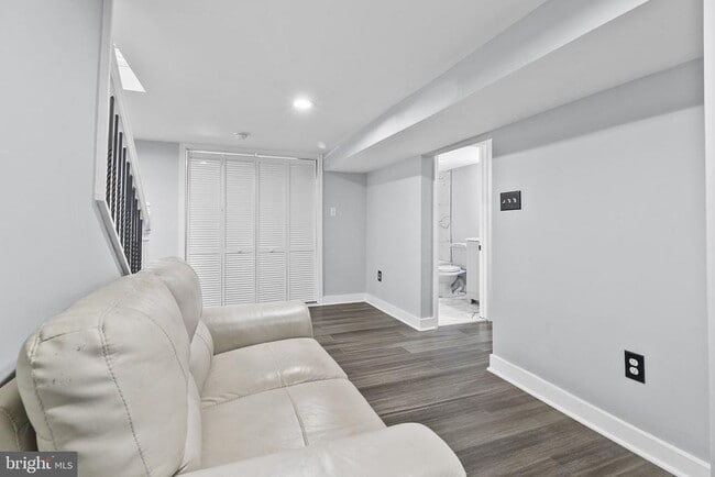 Building Photo - 4840 Hayes St NE