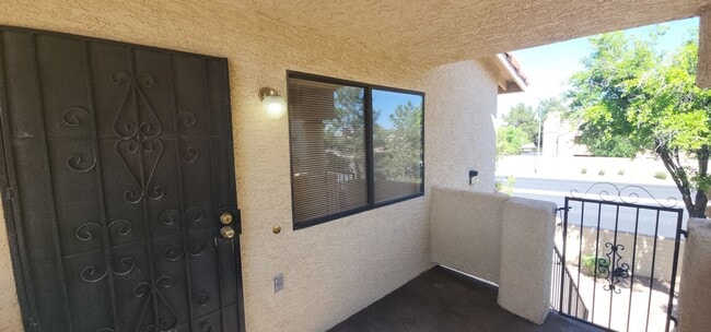 Building Photo - Gorgeous 2BED/2BATH Condo nestled in a Roc...