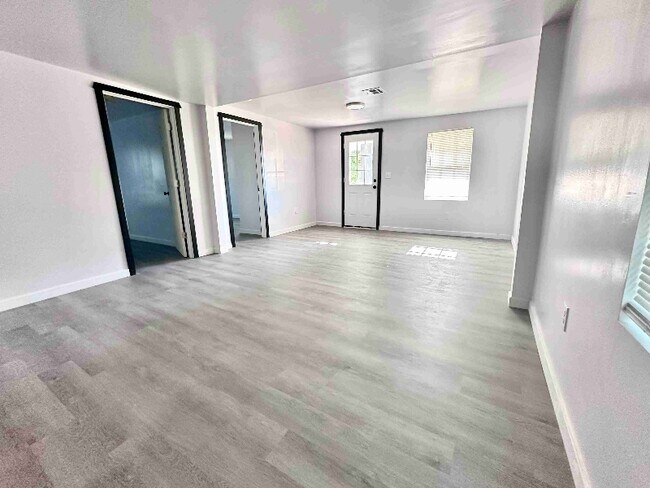 Building Photo - 719 S Poplar St