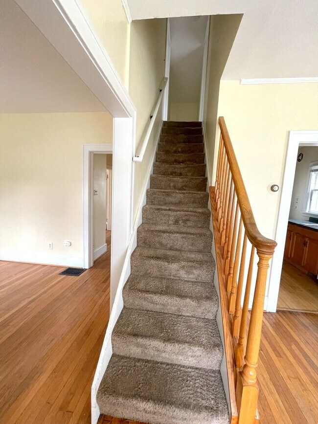 Building Photo - 903 Dewey Ave