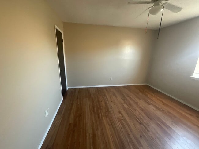 Building Photo - 3 Bed, 2 Bath, 1 Car Garage