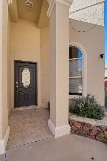 Building Photo - Updated 3-Bed Condo with Scenic Views & Cozy Fireplace