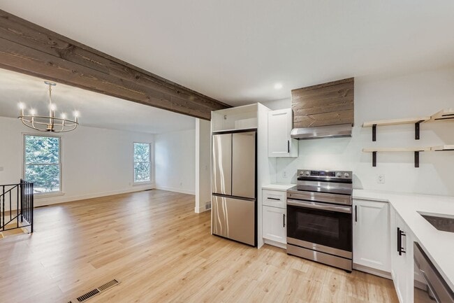 Building Photo - Recently Remodeled 4BD, 3BA Louisville Home