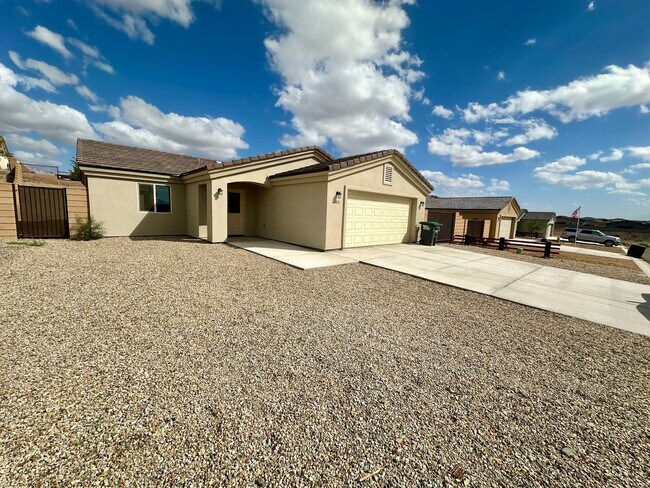 Building Photo - Modern 3 Bed, 2 Bath Home with Open Floor Plan & New Flooring – Fort Mohave- Available Now!