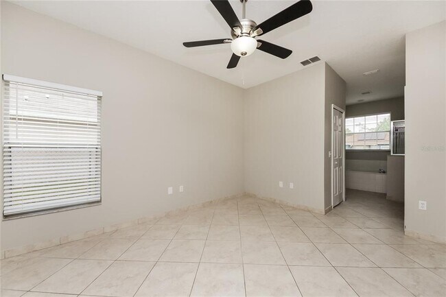 Building Photo - 710 Paris Dr