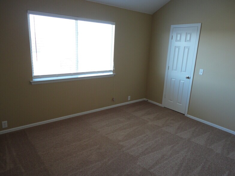 Building Photo - 2525 Carolina Dr
