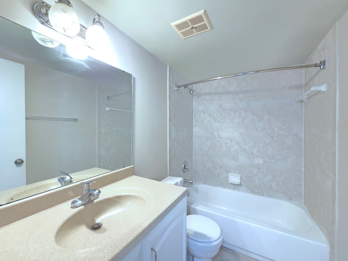 Building Photo - 584 Orange Dr