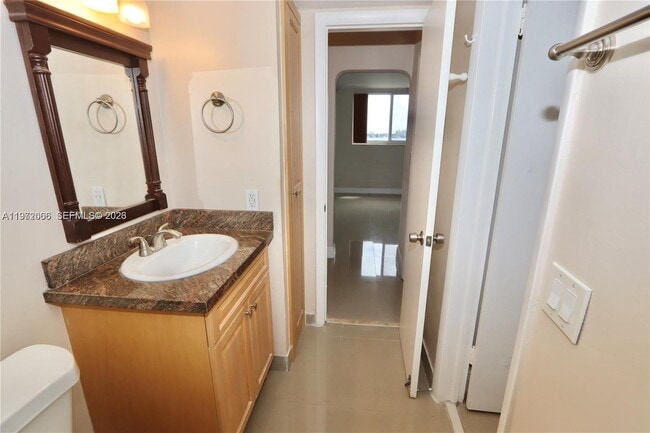 Building Photo - 2910 Point E Dr