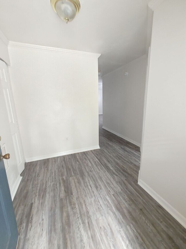 Building Photo - *RENT SPECIAL $100 OFF RENT NEW PRICE $195...