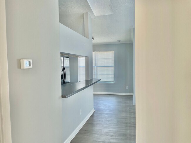 Building Photo - Sunny and Bright Virginia Beach Apartment