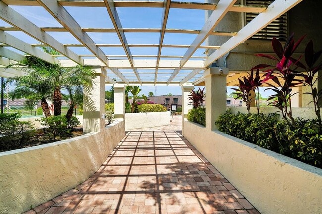 Building Photo - 15217 W Pond Woods Dr