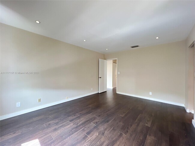 Building Photo - 10774 Lenox Rd
