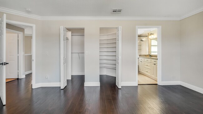 Building Photo - 5611 NW 118th Dr