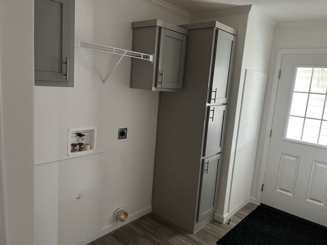 Building Photo - 300 Peck St