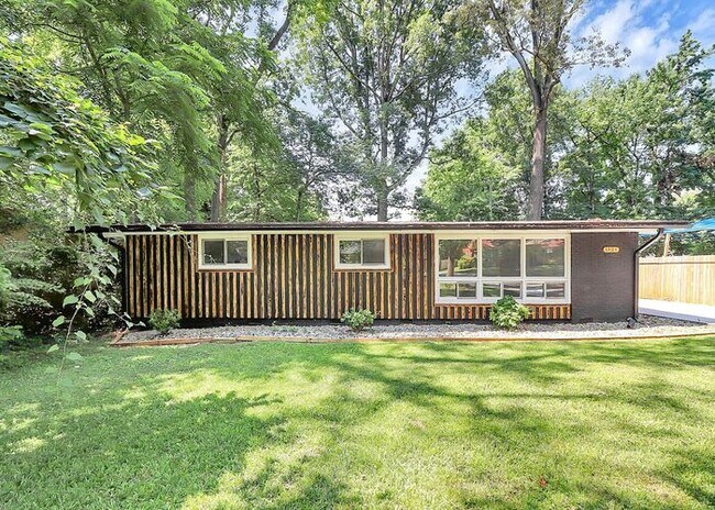 Primary Photo - Beautifully Renovated 3BD/1BA Ranch in Sen...