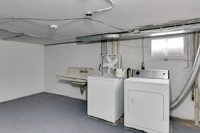 Building Photo - Newly Renovated Two Bedroom!