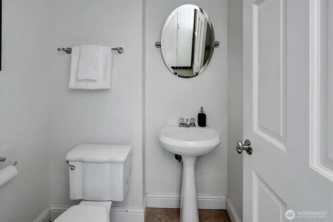 Building Photo - Alaska Junction - 3 bedroom and 2 1/2 bath...