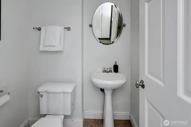 Building Photo - Alaska Junction - 3 bedroom and 2 1/2 bathroom