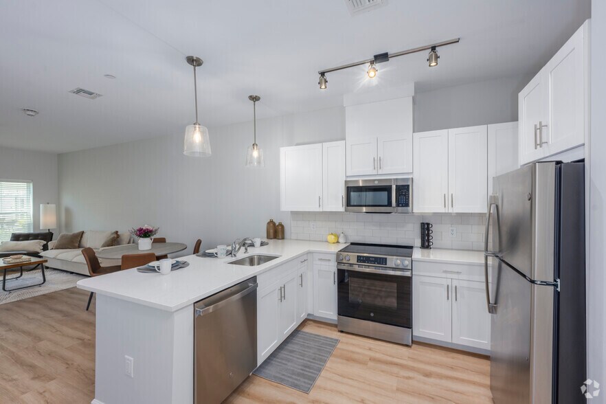 1BR, 1BA - 767SF - Kitchen - Fieldstone at Commack East