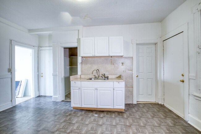 Building Photo - 2 bedroom 1 bath available ASAP