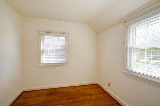 Building Photo - Charming 3BR/2BA Home with Bonus Room, Sunroom & Private Driveway – Prime Hyattsville Location!