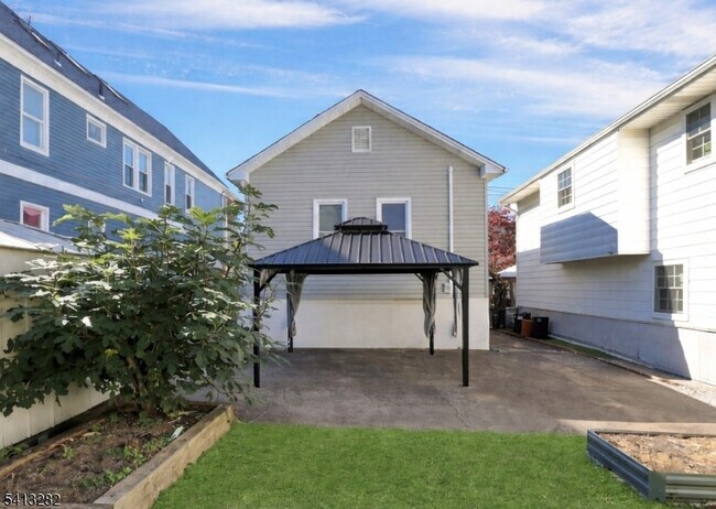 Building Photo - 355 Elm St