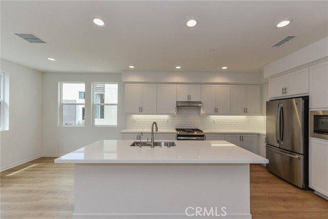 Building Photo - 115 Allusion