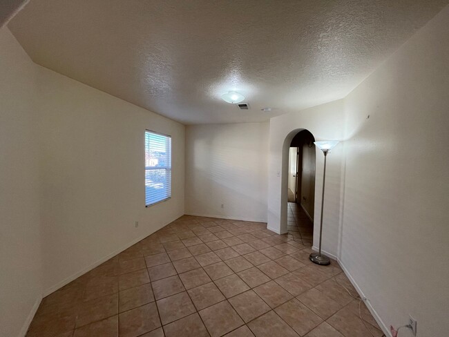 Building Photo - Spacious 3 Bedroom 2 Bathroom Home In The SW!