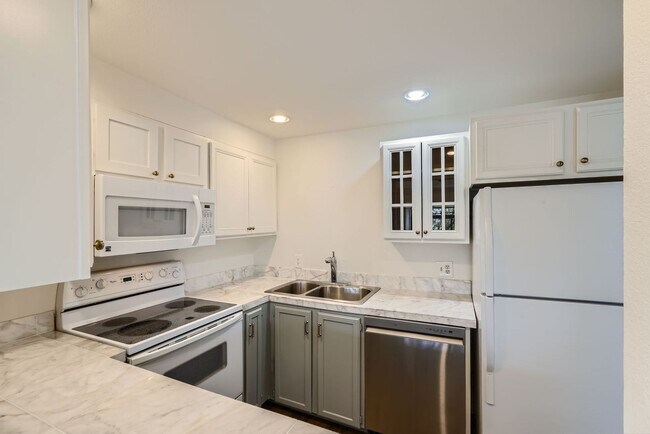 Building Photo - Stunning 2bed Condo with City Views & Prim...